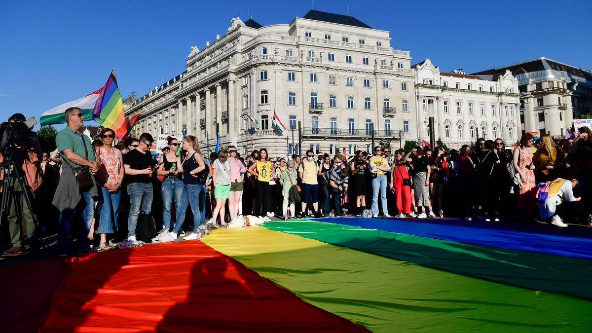 Lidé v Maďarsku protestovali proti zákazu osvěty o sexuálních menšinách